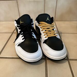 Air Jordan 1 Low
White/Black/Metallic Gold